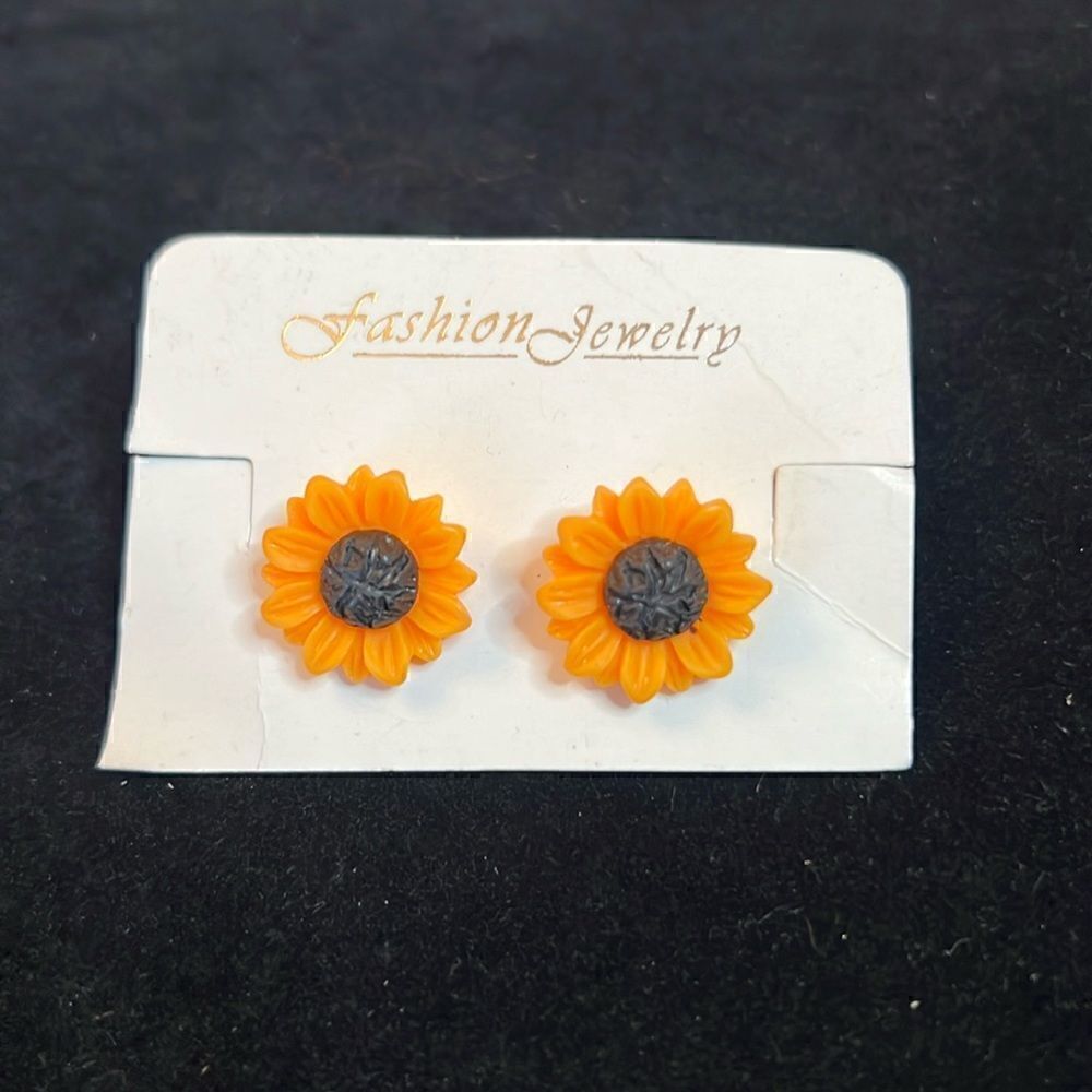 Fashion Sunflower Button Size Pierced Earrings